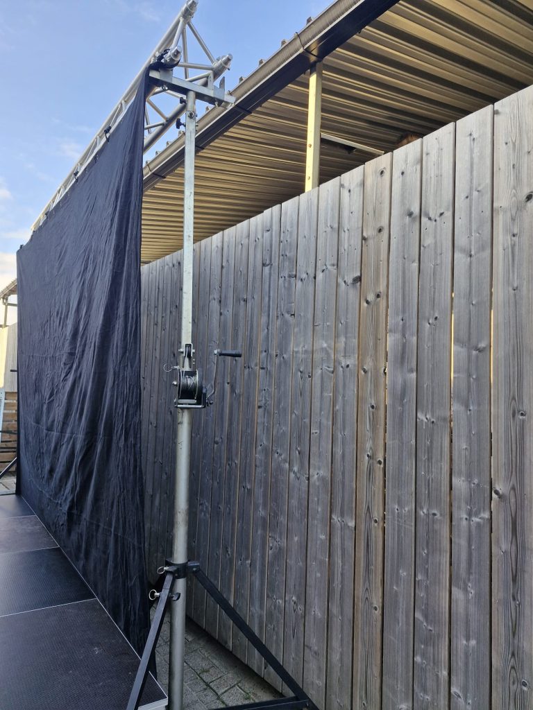 Podium 2x4m inclusief Backdrop