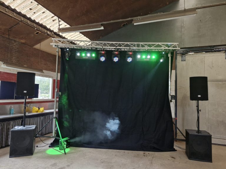 Windup-Truss inclusief movingheads en Backdrop