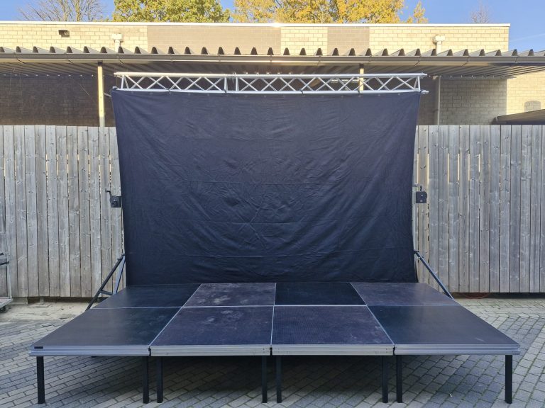 Podium 2x4m inclusief Backdrop