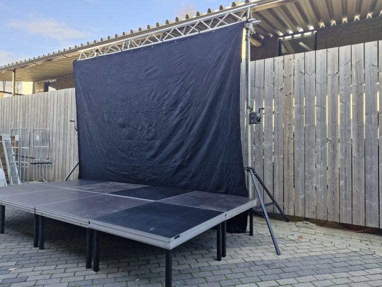Podium 2x4m inclusief Backdrop